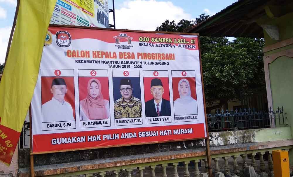 Poster pilkades yang diikuti satu keluarga di Tulungagung