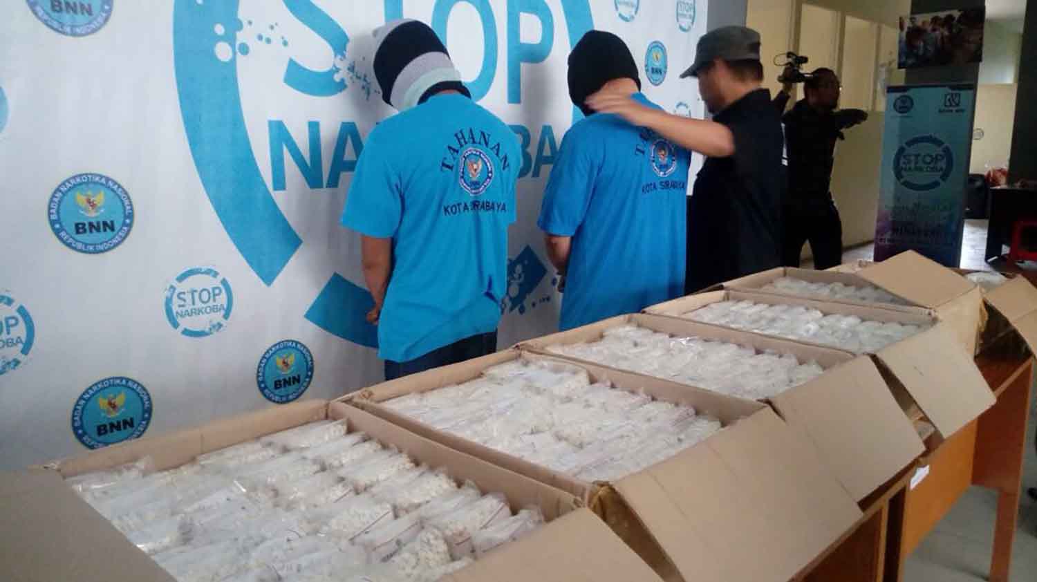 Tersangka bersama barang bukti 588 ribu butir pil koplo.