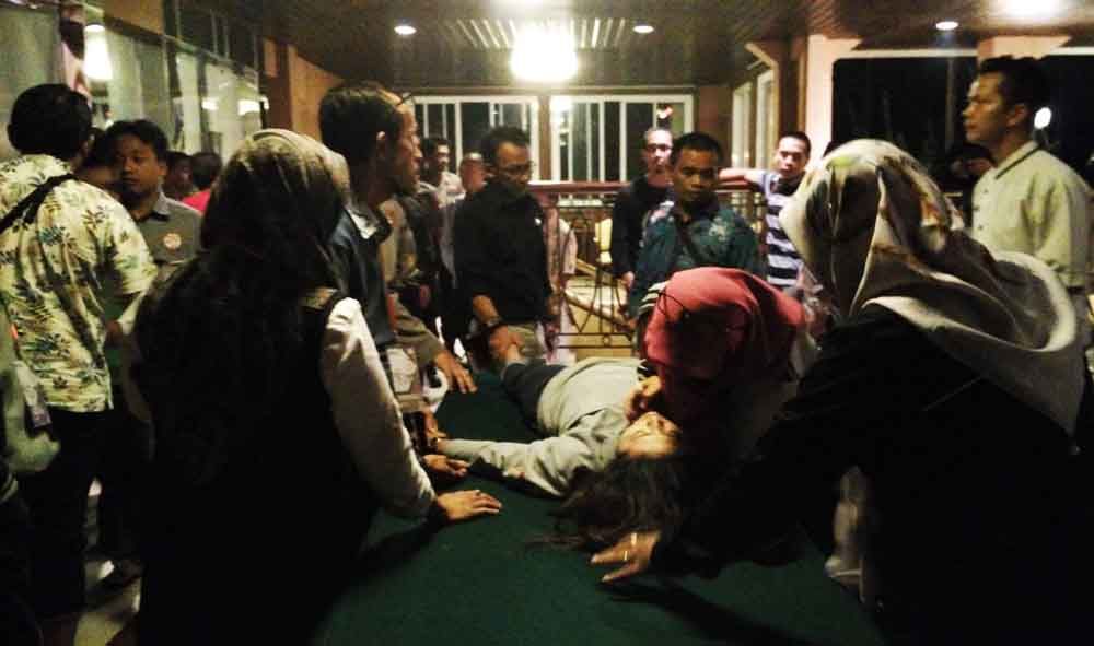 Petugas Bawaslu wanita pingsan saat Rapat Pleno reka