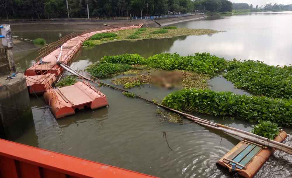 Mayat tersangkut enceng gondok di pintu air