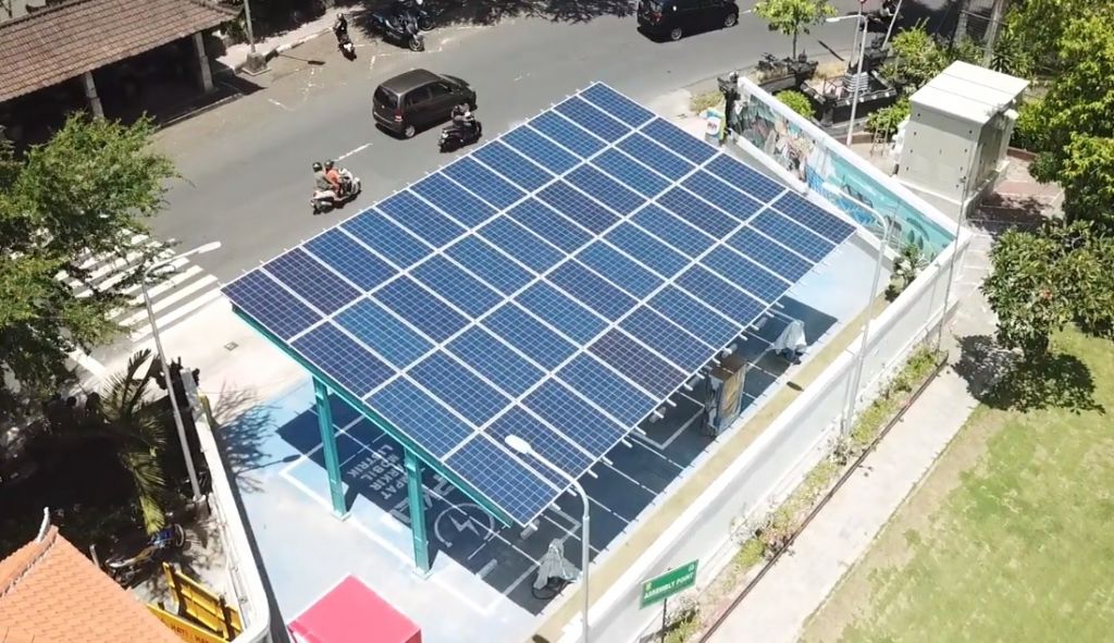 Stasiun Penukaran Baterai Kendaraan Listrik Umum (SPBKLU) milik PT PLN PJB di Denpasar Selatan, Bali yang menggunakan solar sel dari PT Utomo Juragan Atap Surya Indonesia