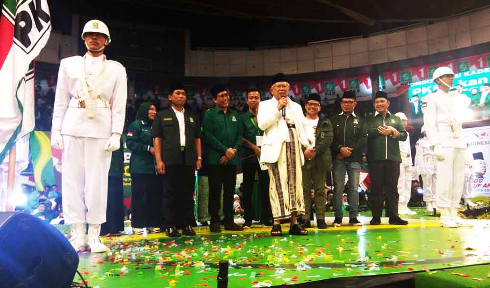 Cawapres Ma'ruf amin pada acara konsolidasi kader PKB Jatim di DBL Arena, Surabaya, Sabtu (29/9/2018).