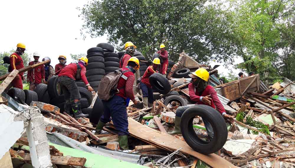 Suasana pembongkaran stand PKL di Jalan Barata Jaya