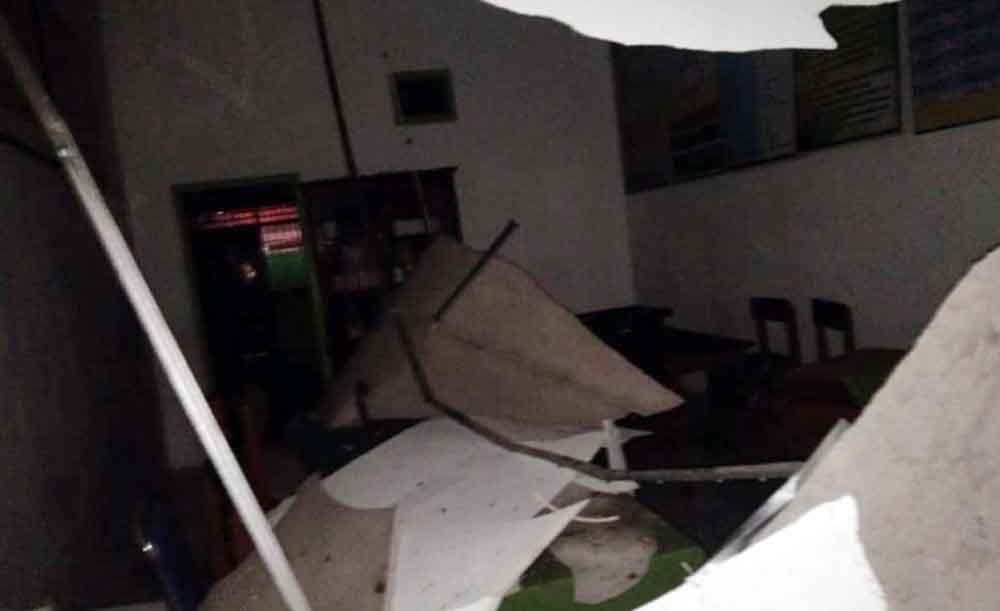 Kondisi ruang guru SDN Kidul Dalem 3 Bangil usai atap plafonnya rubuh
