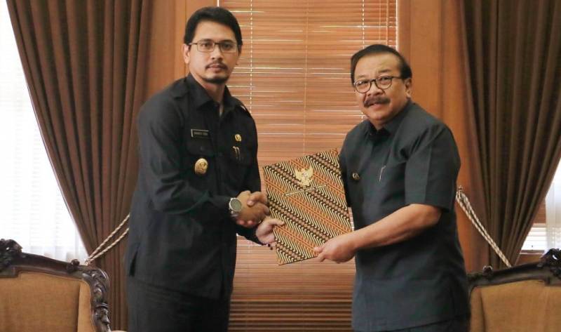 Gubernur Jatim Soekarwo menyerahkan SK Plt Wali Kota Pasuruan kepada Raharto Teno Prasetyo, Senin (8/10/2018).
