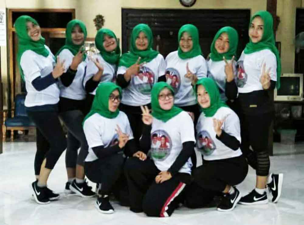 Foto Dewi Nuraini bersama kelompok senam aerobiknya.