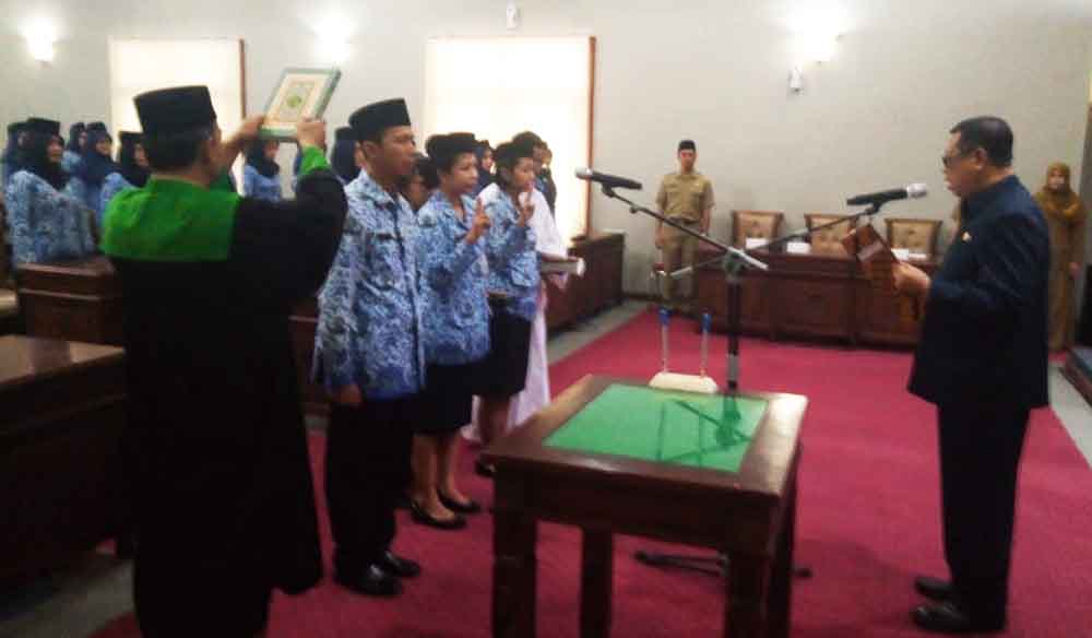 Proses pengampilan sumpah PNS di Pemkab Tulungagung