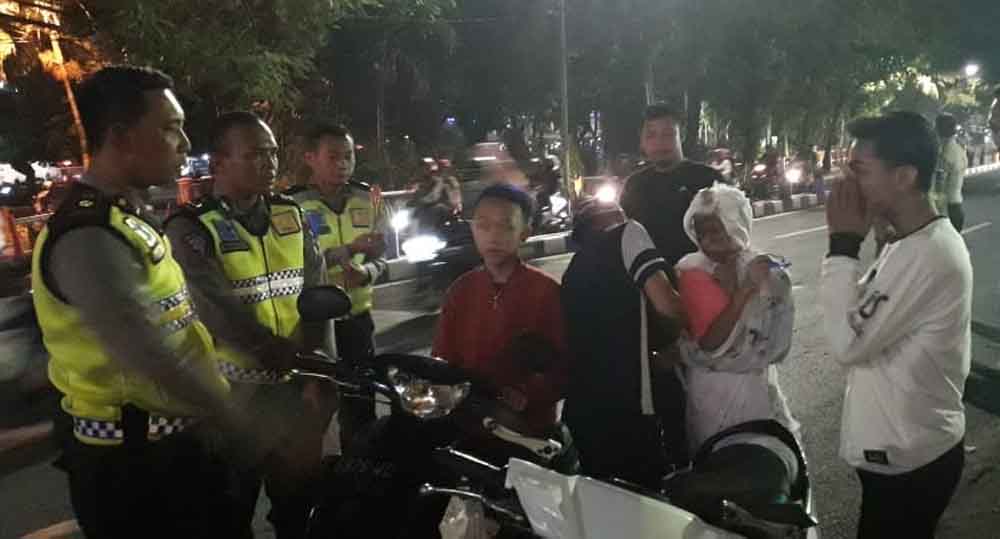 Kapolsek Genteng Kompol Ari menilang dua hantu pocong saat merayakan tahun baru