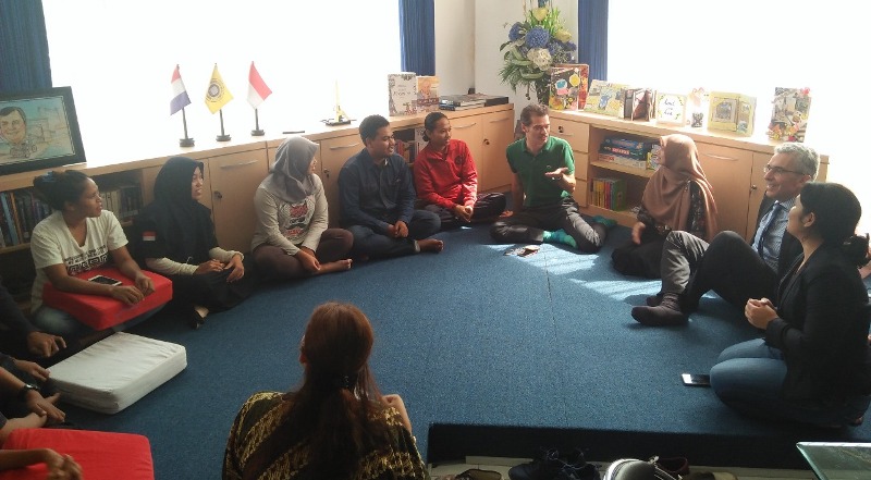 Para mahasiswa saat belajar di Podjok Prancis Universitas Narotama Surabaya/Foto: Fahrizal Tito