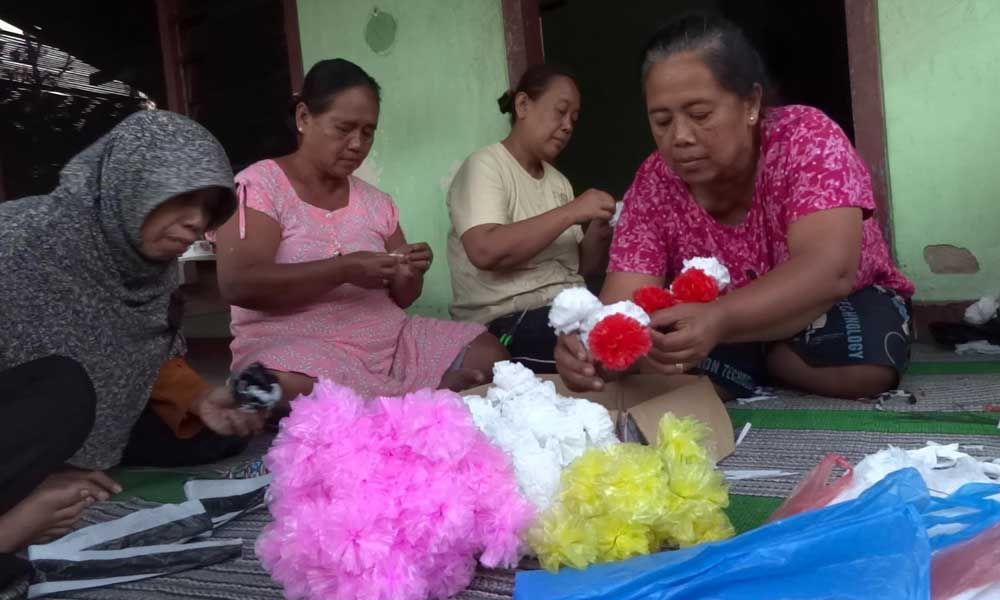 Ibu-ibu di Tulungagung buat Bunga Sakura dari kresek