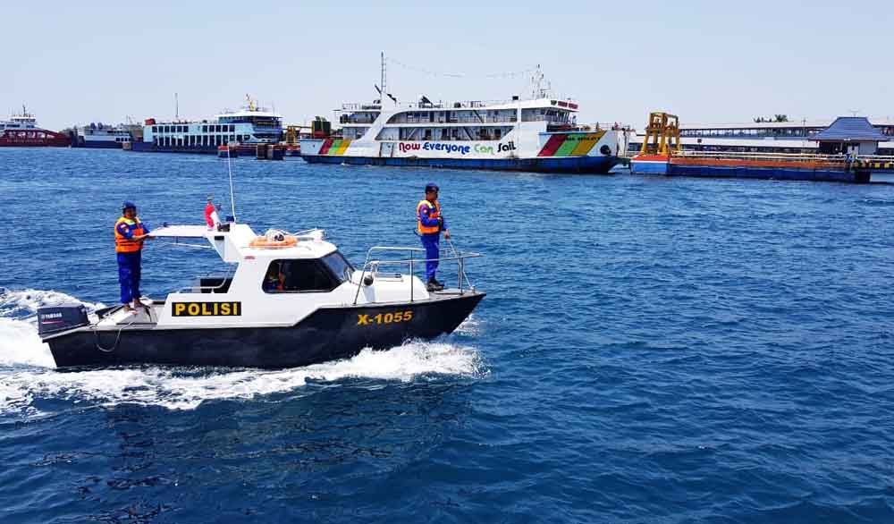 Kapal Dirpolair Polda Jatim saat berpatroli di perairan Selat Bali