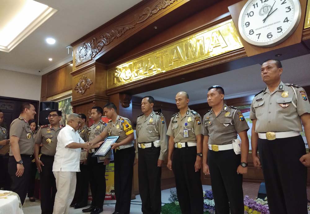 Proses penyerahan penghargaan kepada 147 anggota Polda Jatim