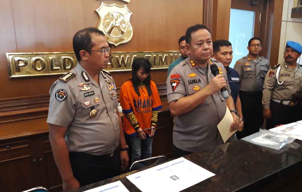 Tersangka saat berada di Mapolda Jatim