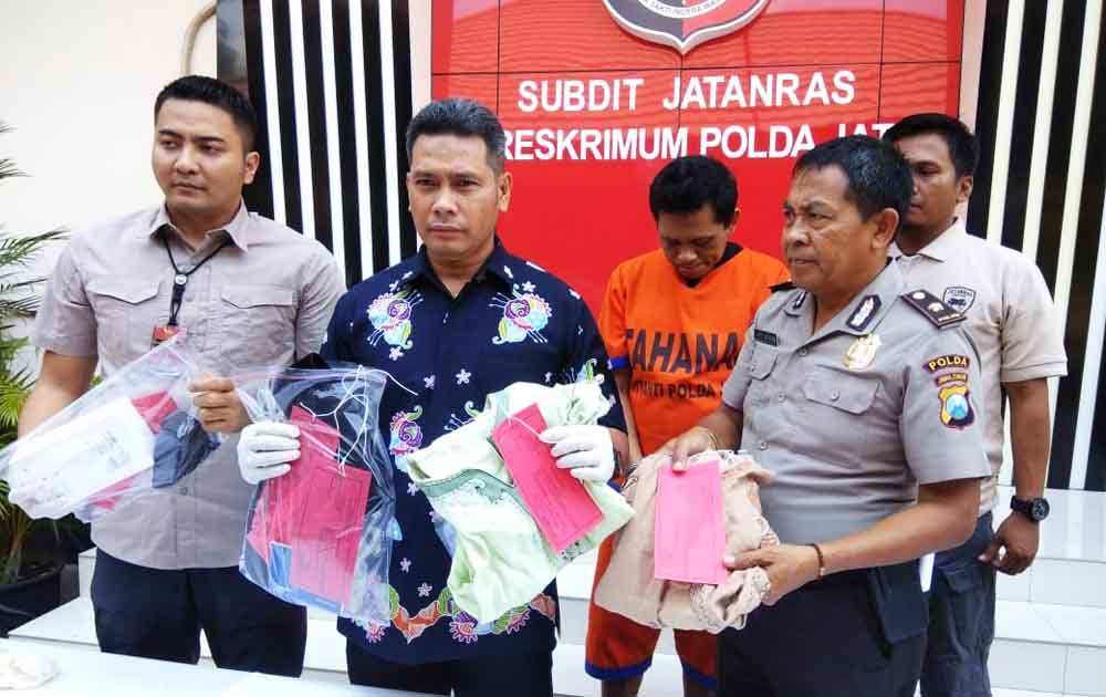 Tersangka saat berada di Mapolda Jatim