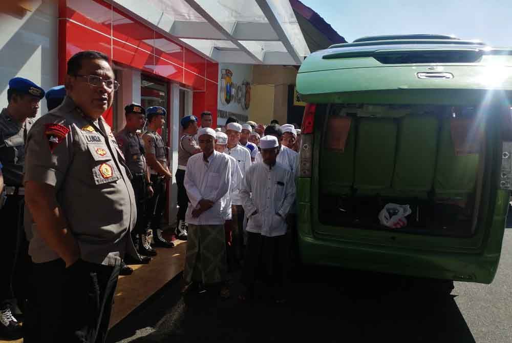 Kapolda Jatim, Irjen Pol Luki Hermawan saat pemeriksaan mobil ELF