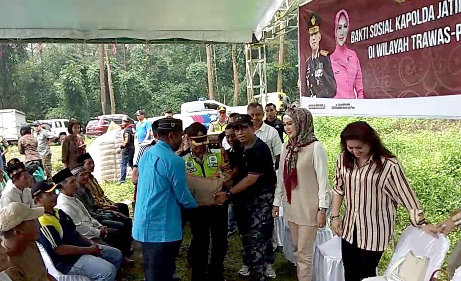 Kapolda Irjen Pol Machfud Arifin memberikan bingkisan pada warga.