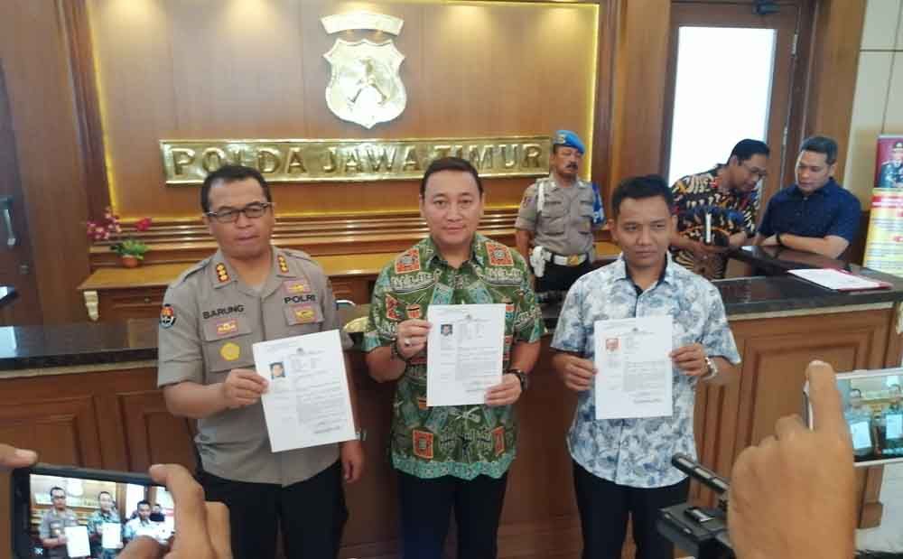 Kabid Humas Polda Jatim, Kombes Pol Frans Barung Mangera (kiri)