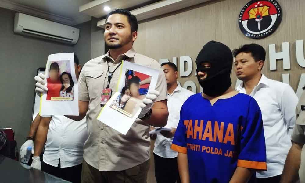 Tersangka saat di Mapolda Jatim
