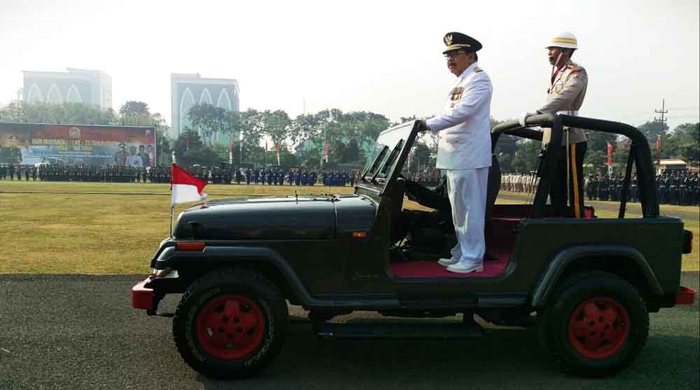 Gubernur Jawa Timur Soekarwo saat menjadi Inspektur Upacara peringatan HUT Bhayangkara di Mapolda Jatim