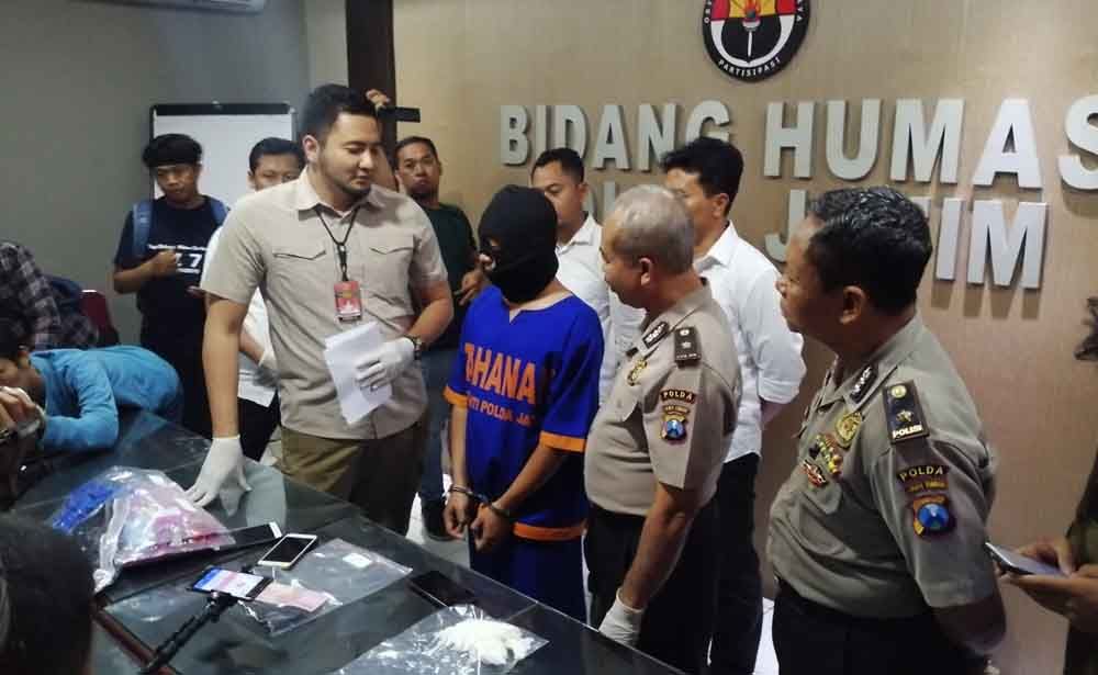 Tersangka cabul sesama jenis saat di Mapolda Jatim