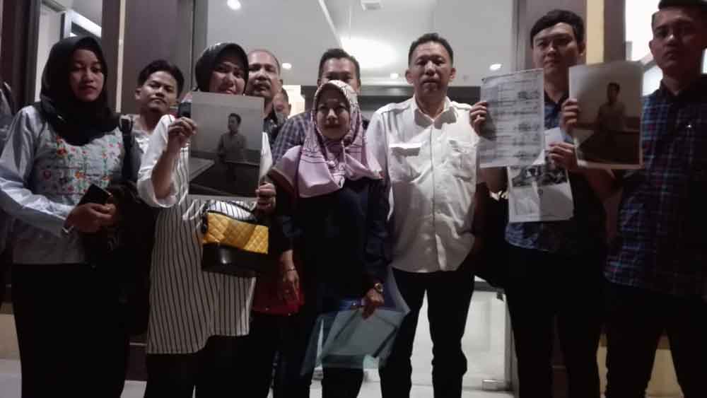 Sejumlah korban saat melapor ke SPKT Polda Jatim. 

