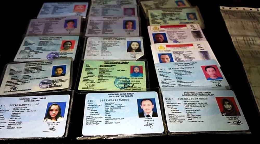 Barang bukti KTP, SIM palsu yang berhasil disita