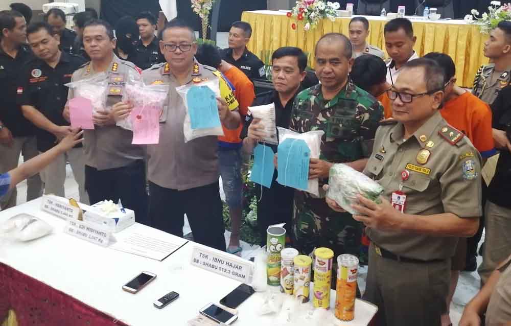 Kapolda Jatim Irjen Pol Luki Hermawan tunjukkan barang bukti sabu-sabu yang akan dipakai dalam pesta akhir tahun nanti