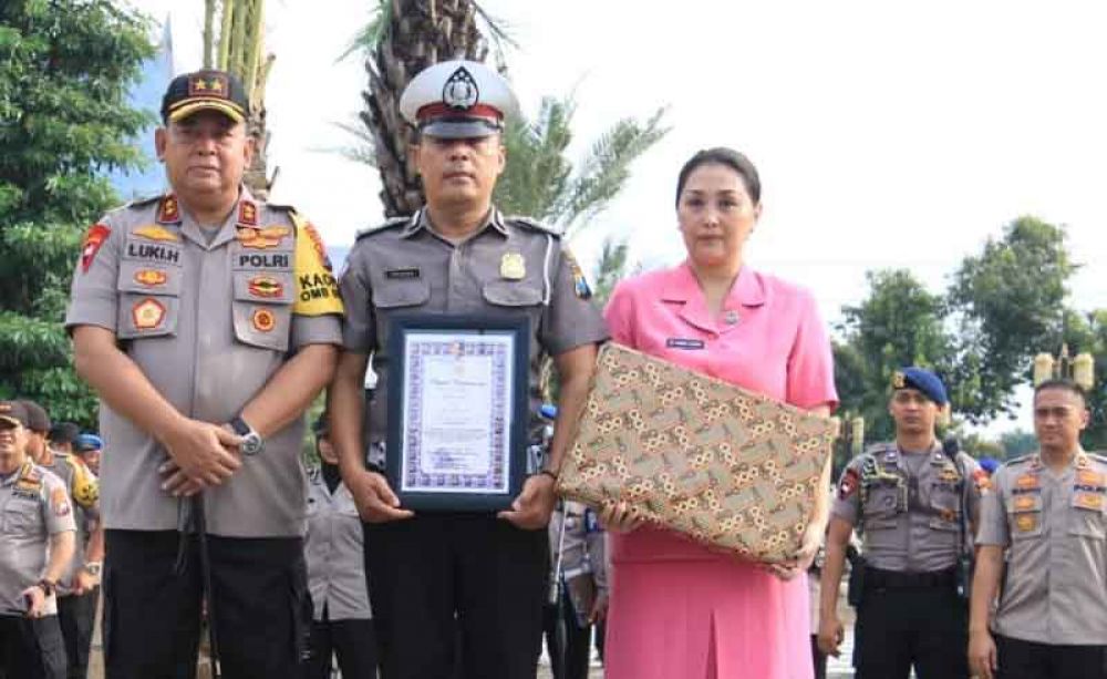 Pemberian penghargaan Kapolda Jatim kepada Aiptu Sujadi