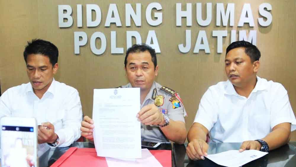 Kabid Humas Polda Jatim, Kombes Pol Frans Barung Mangera (tengah) saat di Mapolda Jatim
