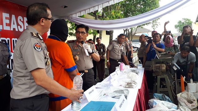 Jumpa pers penggerebekan rumah pengolahan zat berbahaya