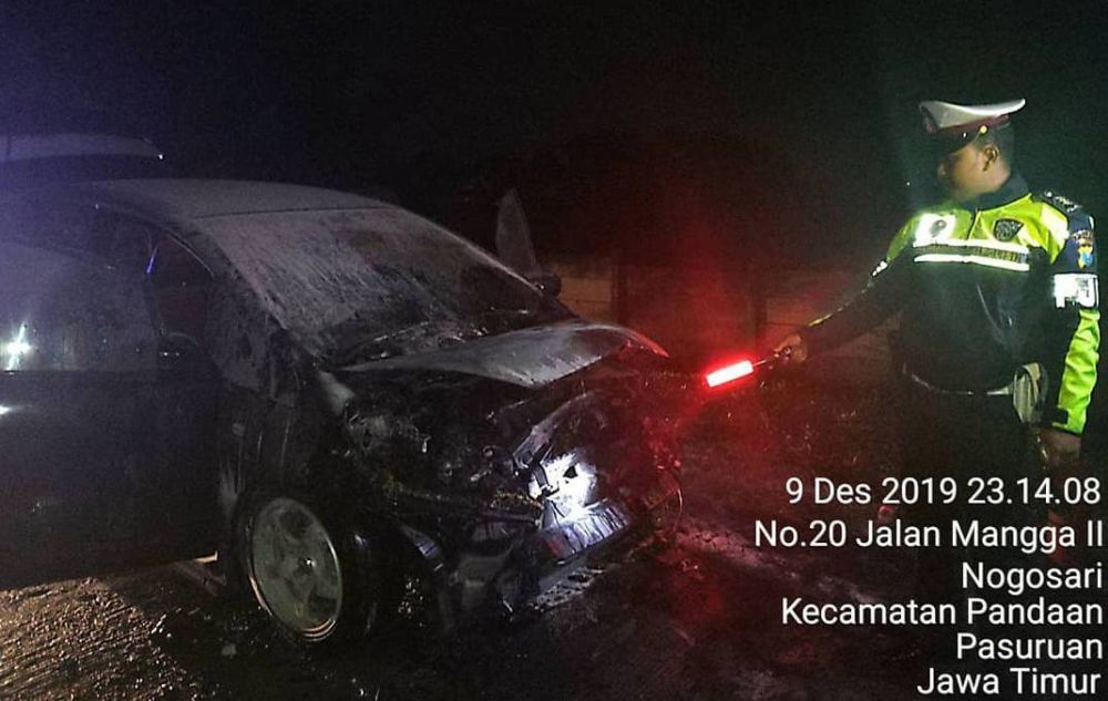 Mobil Honda Jazz yang terbakar di Tol Gempol-Pandaan