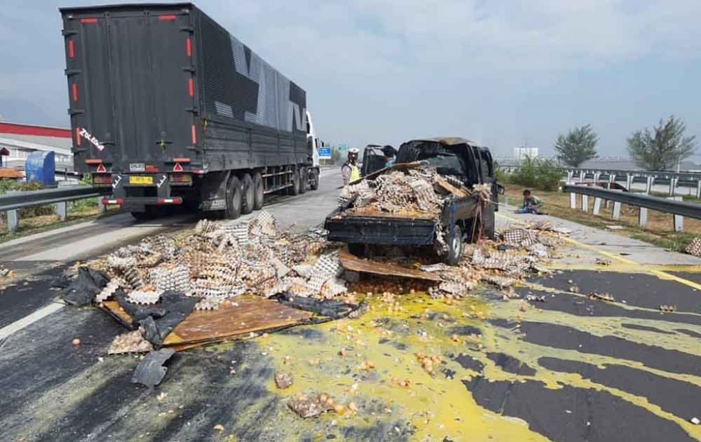 Pikap Tabrak Barrier Tol Gempas, 2 Orang Luka dan Muatan Telur Tumpah