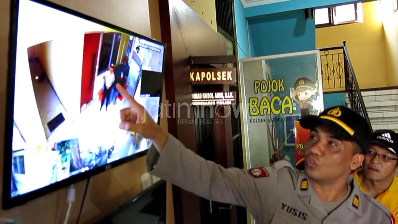 Petugas menunjukkan pengamanan surat suara./Foto: Narendra Bakrie