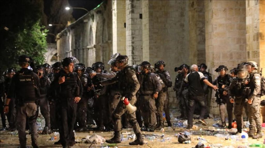 Polisi Israel menyerang jamaah Muslim dengan granat setrum dan peluru plastik di area Haram al-Sharif Masjid al-Aqsa pada hari Jumat, 7 Mei 2021 di Yerusalem Timur (Foto: Anadolu Agency via Republika)



