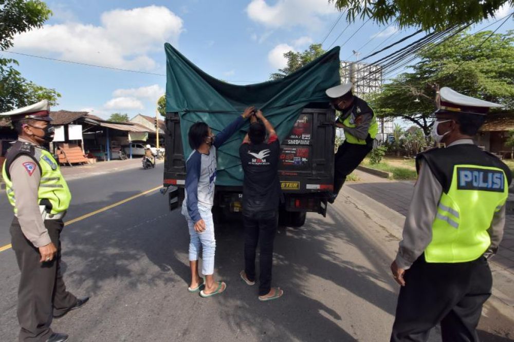 Polisi memeriksa truk barang dalam razia (Foto: ANTARA/Nyoman Hendra Wibowo)
