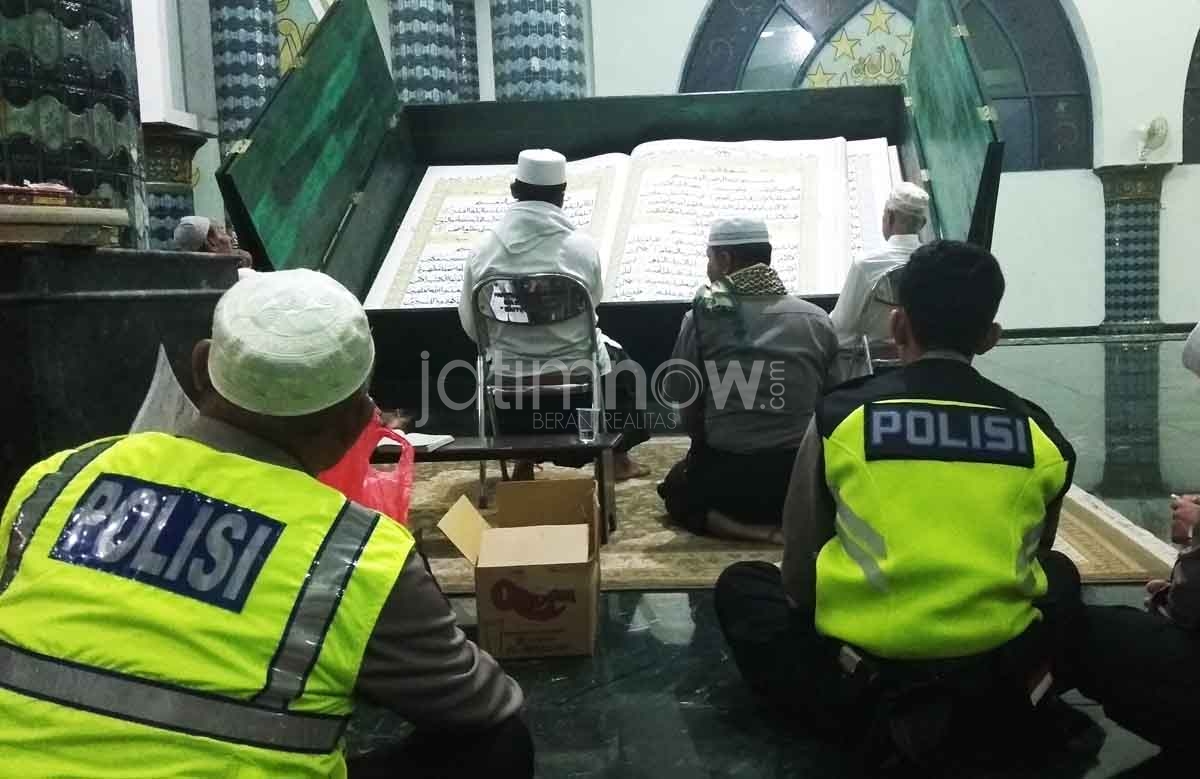AKP Basori Alwi melakukan tadarus Alquran di Masjid Agung Baiturrahman Banyuwangi