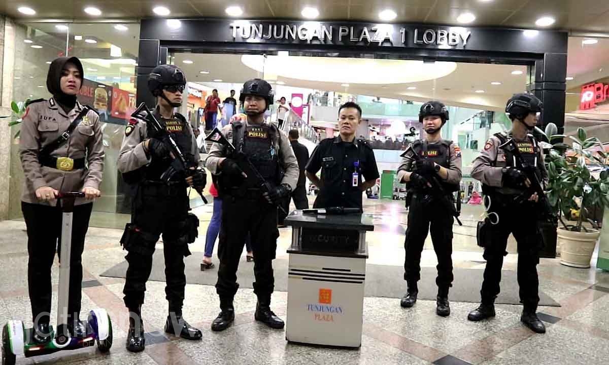 Petugas polisi berjaga di depan Tunjungan Plaza mal Surabaya