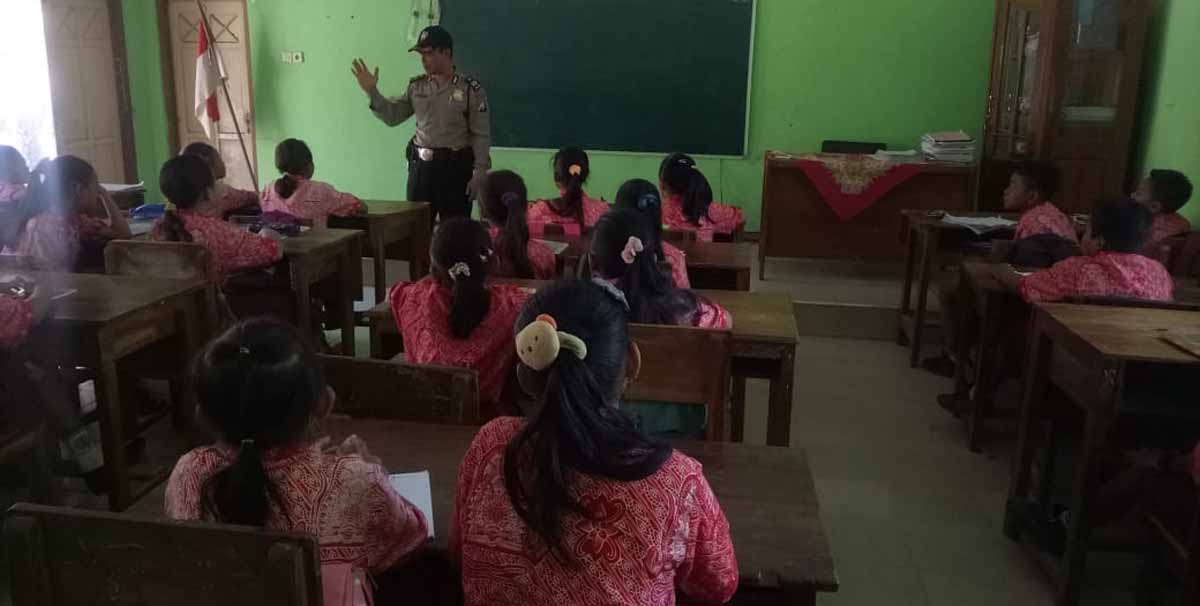 Ditinggal Guru Istighosah, Polisi Bantu Mengajar