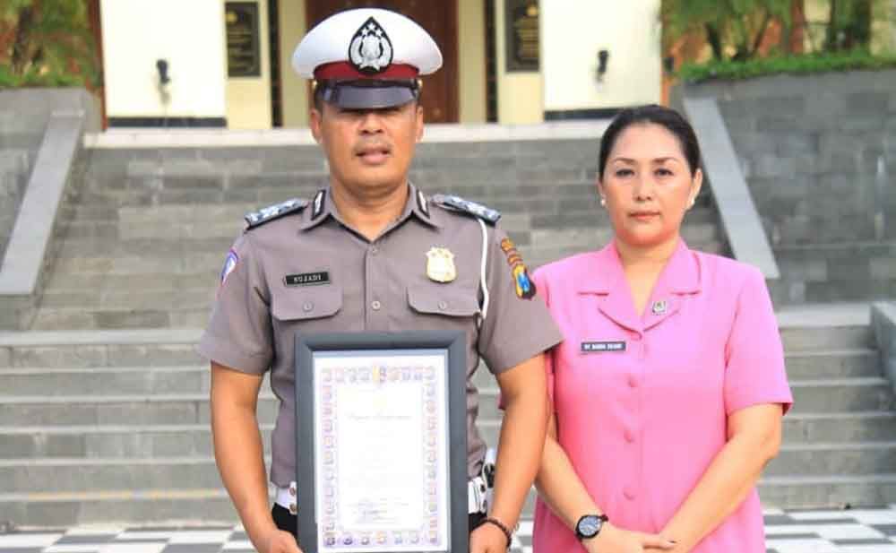 Pemberian penghargaan Kapolda Jatim kepada Aiptu Sujadi