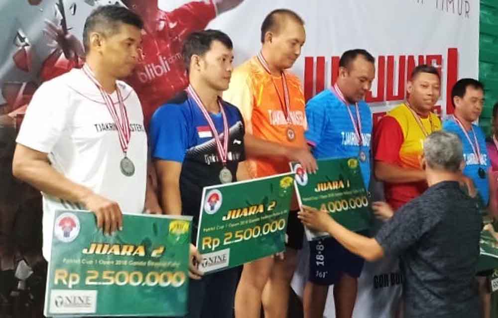 AKBP Eddwi saat menerima hadiah turnamen Badminton