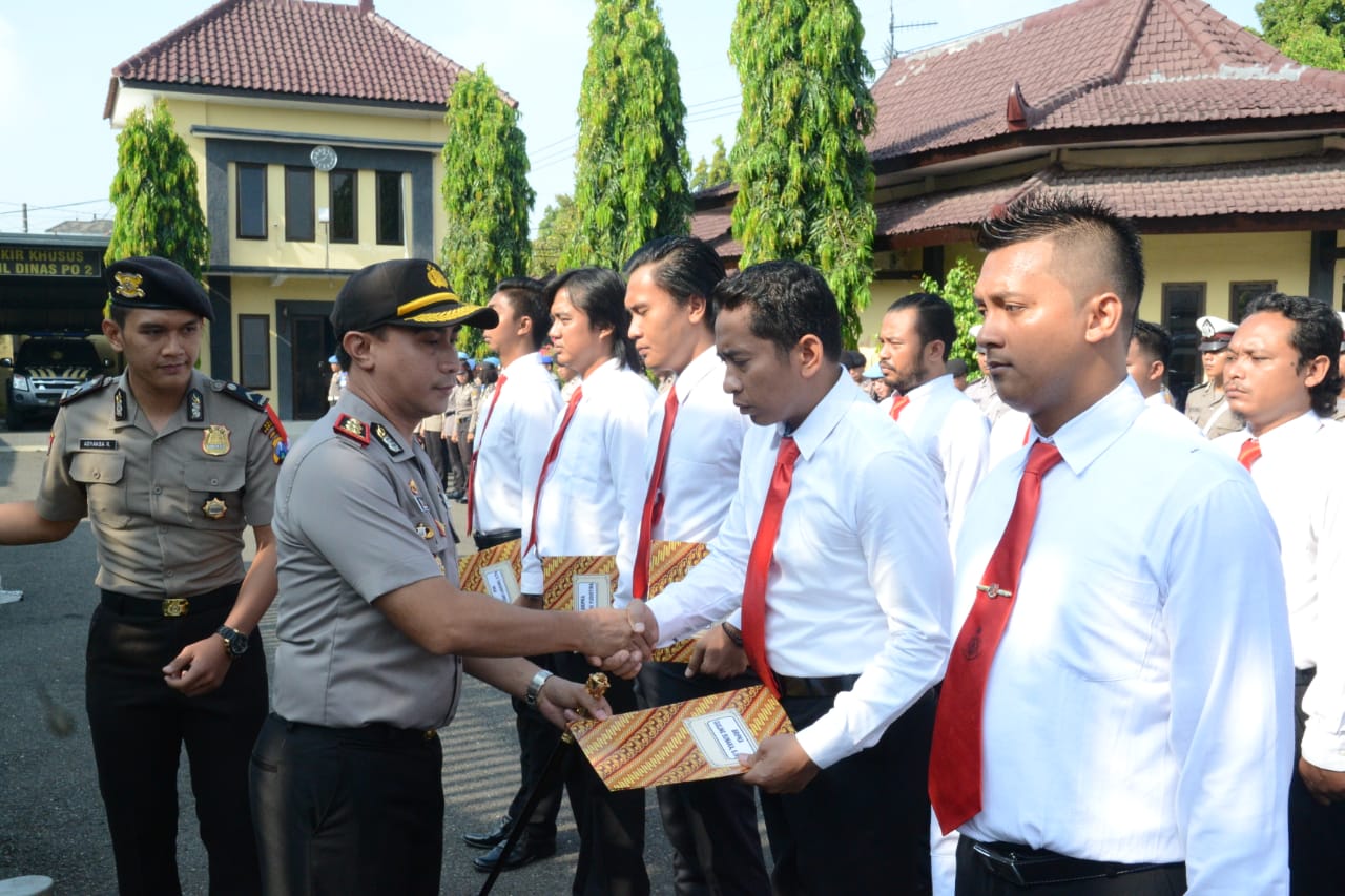 Kapolres Ponorogo menyerahkan penghargaan kepada 13 anggotanya yang berprestasi