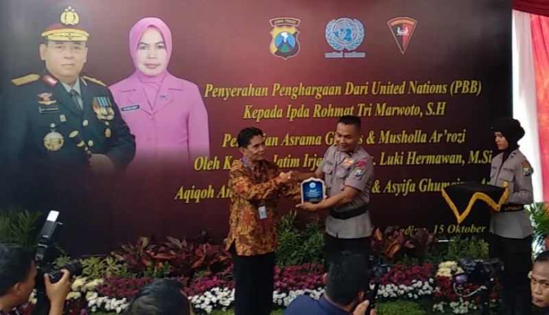 Proses penyerahan penghargaan dari PBB ke Ipda Rochmat, Senin (15/10/2018).