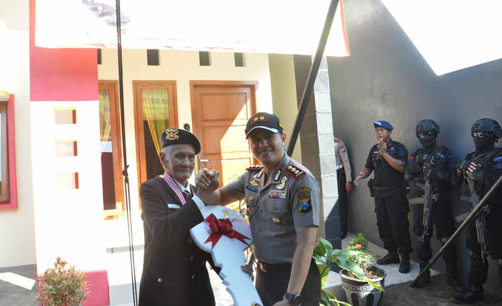 Mantan Anggota Polisi Istimewa Dihadiahi Rumah oleh Kapolda Jatim