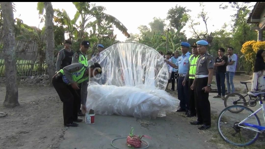 Polisi menyita balon udara yang hendak diterbangkan oleh warga/Foto: Mita Kusuma