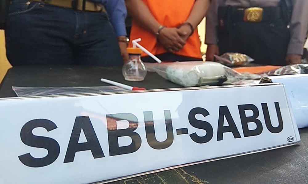 Tersangka bersama barang bukti  saat berada di Mapolres Blitar