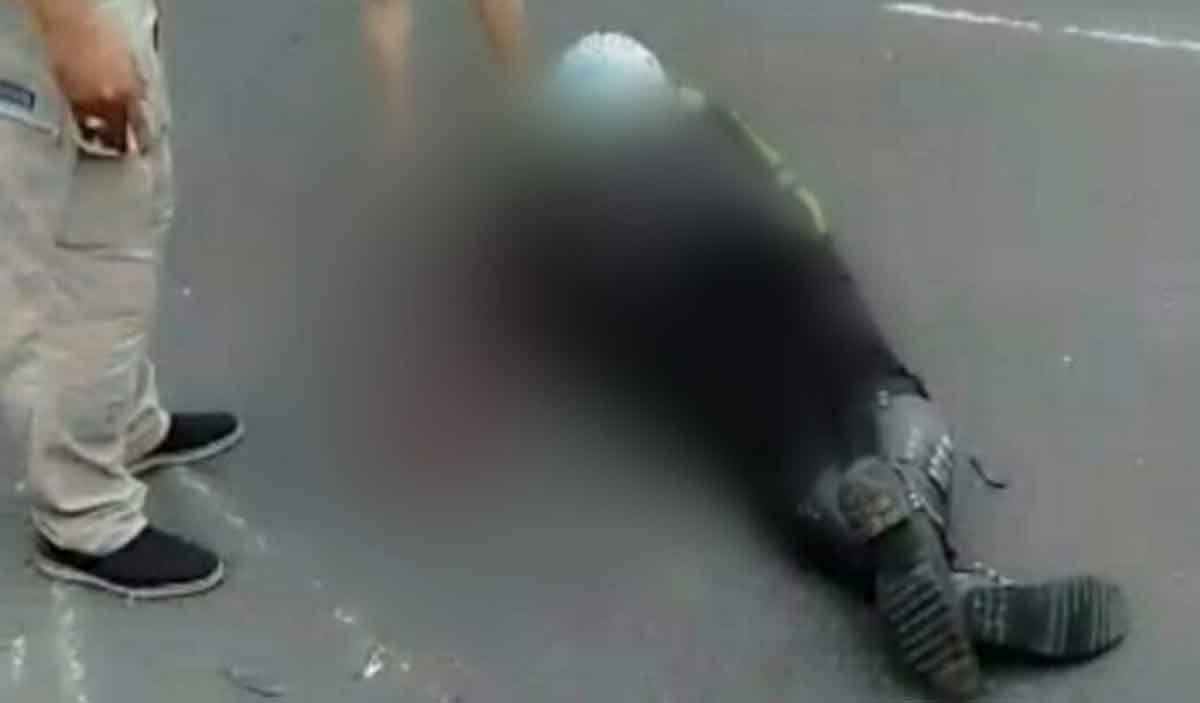 Polisi lalu lintas yang tertabrak mobil saat mengawal konvoi komunitas mobil di Malang (foto: Istimewa)