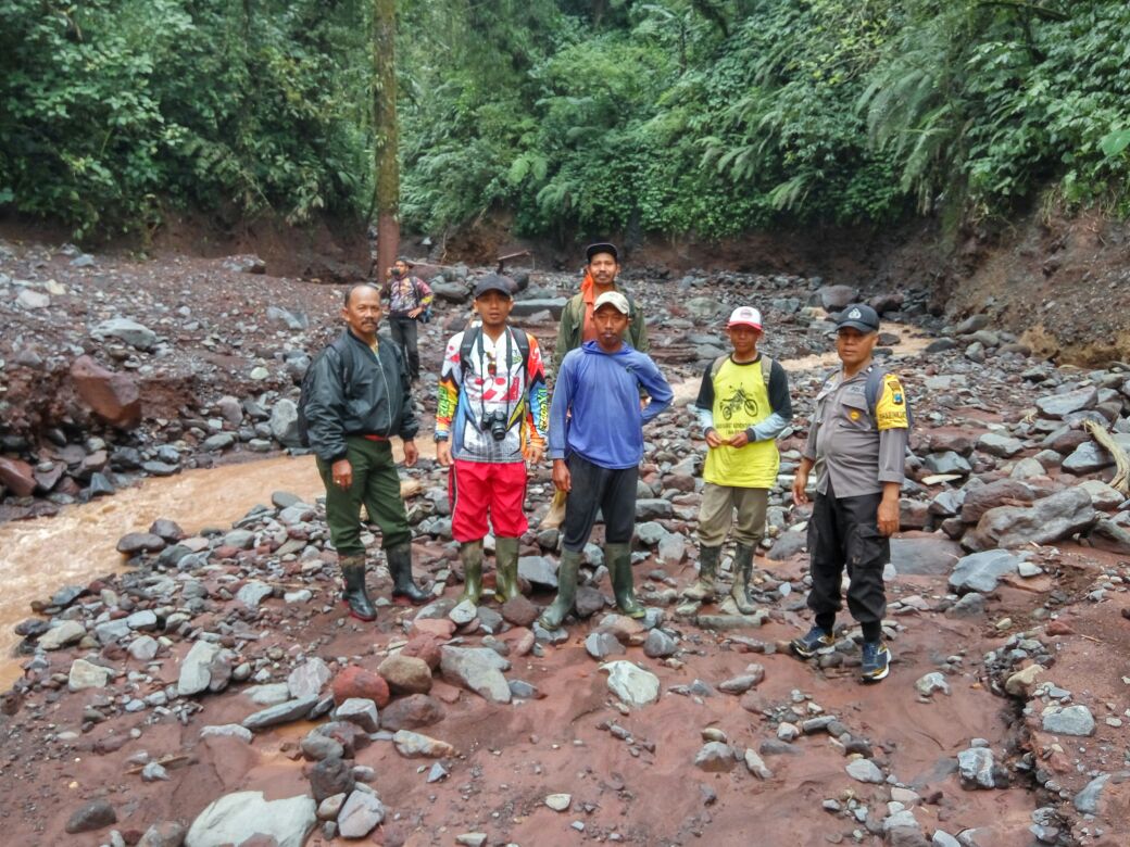 Polisi Songgon bersama warga tinjau penyebab banjir lumpur.