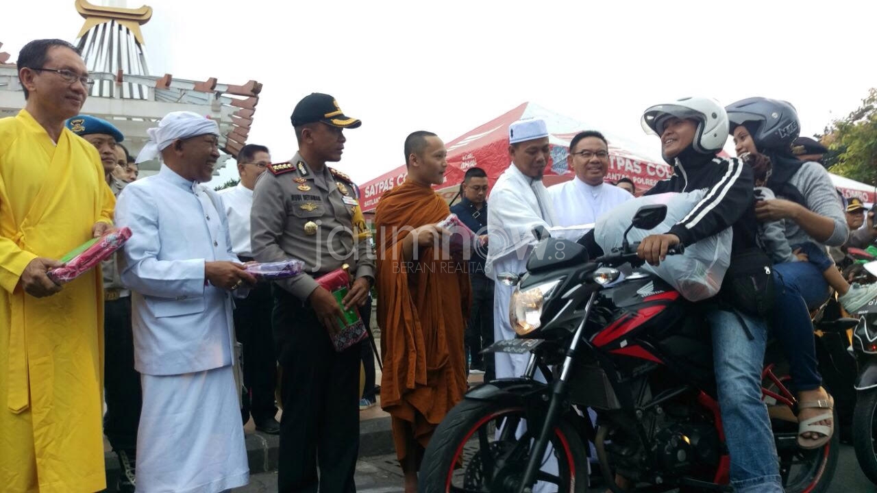 Kapolrestabes Surabaya bersama para tokoh agama saat bagi takjil./Foto: Narendra Bakrie.