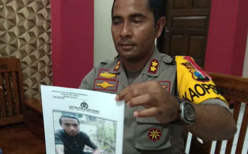 Kapolres Blitar AKBP Anissullah M. Ridha tunjukkan DPO atas nama Bagus