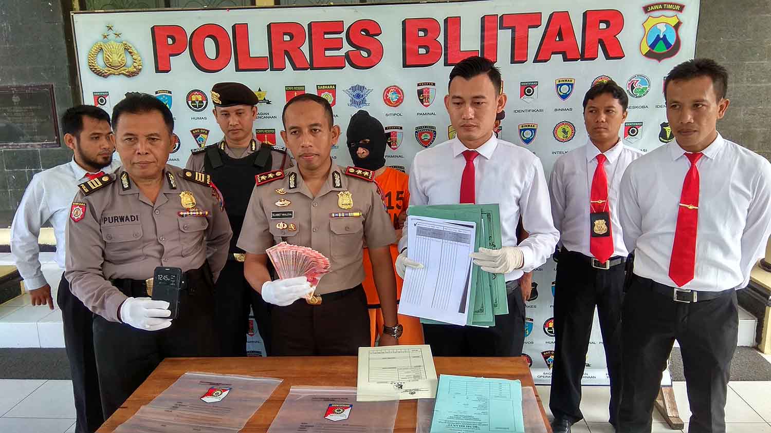 Lurah ini Tak Kuasa Menahan Sedih Usai Terkena OTT